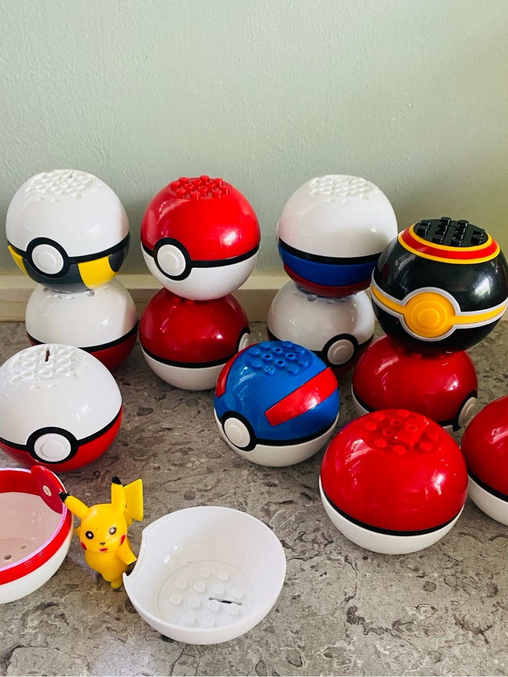 13 Mega Construx Pokémon 2-inch Poké Ball Building Set Poké Ball Kids Toy Set